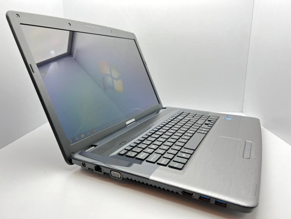Ноутбук Medion Akoya E7220 / 17.3&quot; (1600x900) TN / Intel Core i3-2310M (2 (4) ядра по 2.1 GHz) / 4 GB DDR3 / 1000 GB HDD / Intel HD Graphics 3000 / WebCam / USB 3.0 - 3