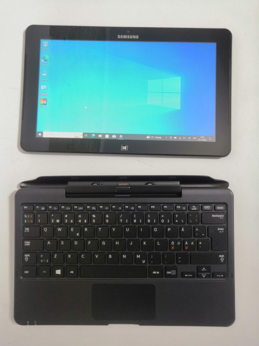 Ноутбук-трансформер Б-клас Samsung ATIV Smart PC Pro 700T / 11.6&quot; (1920x1080) IPS Touch / Intel Core i5 - 3317U (2 (4) ядра по 1.7-2.6 GHz) / 4 GB DDR3 / 128 GB SSD / Intel HD Graphics 4000 / WebCam / Win 10 Pro - 8