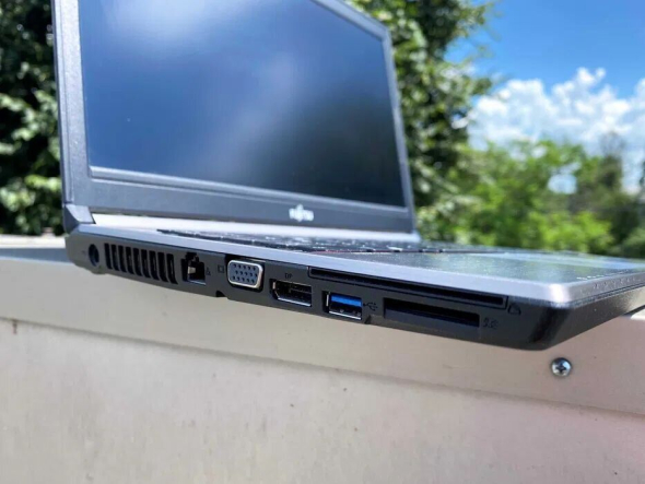 Ноутбук Fujitsu LifeBook E746 / 14&quot; (1366x768) TN / Intel Core i5-6300U (2 (4) ядра по 2.4 - 3.0 GHz) / 8 GB DDR4 / 256 GB SSD / Intel HD Graphics 520 / WebCam / Win 10 - 2