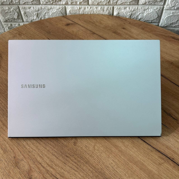 Ультрабук Samsung Galaxy Book Ion Silver NP950XCJ-K02US / 15.6 &quot; (1920x1080) IPS / Intel Core i7-10510u (4 (8) ядра по 1.8 - 4.9 GHz) / 16 GB DDR4 / 512 GB SSD / Intel UHD Graphics / WebCam - 3