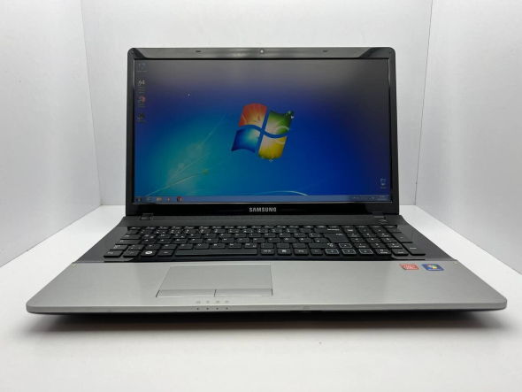 Ноутбук Samsung 305E7A / 17.3&quot; (1600x900) TN / AMD A6-3420M (4 ядра по 1.5 - 2.4 GHz) / 4 GB DDR3 / 1000 GB HDD / AMD Radeon HD 6520M, 1 GB DDR3, 64-bit / WebCam - 2