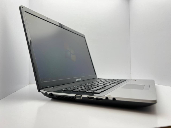 Ноутбук Samsung 305E7A / 17.3&quot; (1600x900) TN / AMD A6-3420M (4 ядра по 1.5 - 2.4 GHz) / 4 GB DDR3 / 1000 GB HDD / AMD Radeon HD 6520M, 1 GB DDR3, 64-bit / WebCam - 3