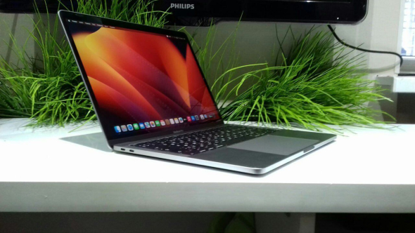 Ультрабук Apple MacBook Pro A1708 / 13.3&quot; (2560x1600) IPS / Intel Core i5-7200U (2 (4) ядра по 2.5 - 3.1 GHz) / 8 GB DDR3 / 128 GB SSD / Intel HD Graphics 620 / WebCam - 3