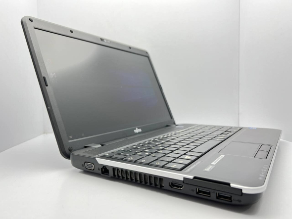 Ноутбук Б-класс Fujitsu LifeBook A512 / 15.6&quot; (1366x768) TN / Intel Core i5-3110M (2 (4) ядра по 2.4 GHz) / 4 GB DDR3 / 250 GB HDD / Intel HD Graphics 4000 / WebCam - 3