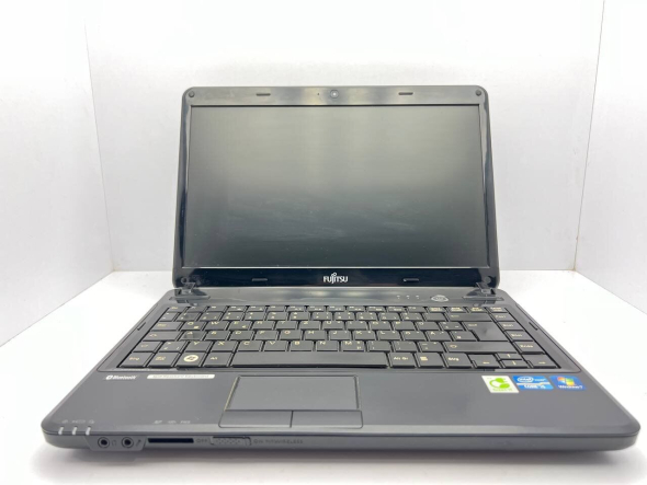 Ноутбук Б-класс Fujitsu LifeBook LH531 / 14&quot; (1366x768) TN / Intel Core i5-2430M (2 (4) ядра по 2.4 - 3.0 GHz) / 4 GB DDR3 / 500 GB HDD / Intel HD Graphics 3000 / WebCam / Без батареи - 2