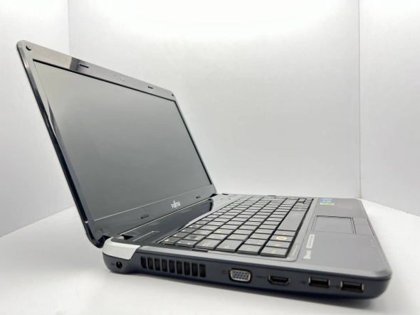 Ноутбук Б-класс Fujitsu LifeBook LH531 / 14&quot; (1366x768) TN / Intel Core i5-2430M (2 (4) ядра по 2.4 - 3.0 GHz) / 4 GB DDR3 / 500 GB HDD / Intel HD Graphics 3000 / WebCam / Без батареи - 3